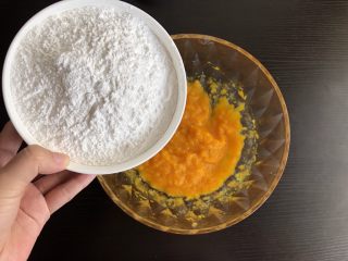 6、脆皮空心南瓜球,分次加入约200克糯米粉，糯米粉的量依据南瓜的含水量而定