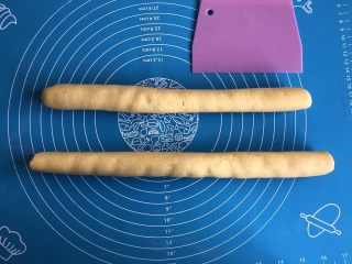 9、脆皮空心南瓜球,面团取出揉面后搓成紧实的长条状