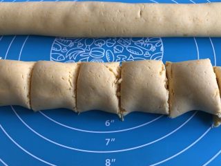 10、脆皮空心南瓜球,切成小剂子