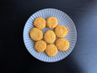 12、脆皮空心南瓜球,先蘸满清水，再包裹一层面包糠，用手将面包糠按压紧实，避免炸时掉落