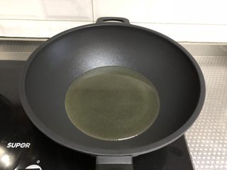 13、脆皮空心南瓜球,锅中倒入稍多油，油温4成热