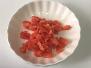 2、宝宝辅食之网格蛋卷,胡萝卜洗净去皮，切丁后焯熟