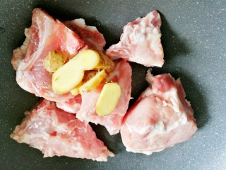 5、简单好喝的筒子骨玉米汤,加三片姜。