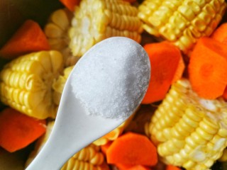 12、简单好喝的筒子骨玉米汤,加入一大勺盐，一勺醋，开吃喽！