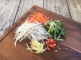 4、厨房挑战 荤菜 绿豆芽炒鲜虾皮(雪虾),绿豆芽掐去两头,韭菜切寸段,胡萝卜切丝,姜切丝,小米椒切圈。