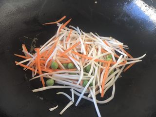 7、厨房挑战 荤菜 绿豆芽炒鲜虾皮(雪虾),用煎鸡蛋饼的底油,煸炒一下豌豆、胡萝卜、绿豆芽,使其断生。