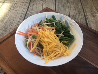 8、厨房挑战 荤菜 绿豆芽炒鲜虾皮(雪虾),把鸡蛋饼丝、绿豆芽、豌豆、韭菜放在一起备用。