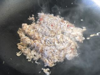 10、厨房挑战 荤菜 绿豆芽炒鲜虾皮(雪虾),把鲜虾皮炒至颜色变成粉色。