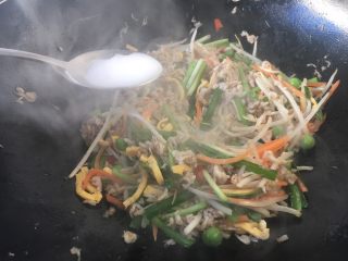 13、厨房挑战 荤菜 绿豆芽炒鲜虾皮(雪虾),放入1勺的水淀粉勾明芡。