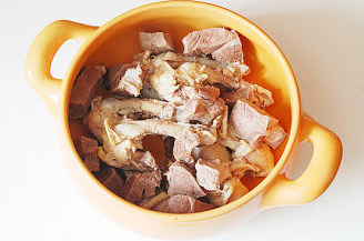 3、煲一碗由内而外焕发的美【菌菇花胶牛肉汤】,牛腱肉洗净切大块，与鸡腿骨飞水，捞出待用；