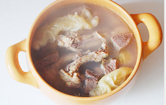 4、煲一碗由内而外焕发的美【菌菇花胶牛肉汤】,牛腱肉、鸡腿骨、花胶放入砂锅内，注入温热的纯净水，没过食材；