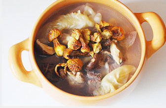 5、煲一碗由内而外焕发的美【菌菇花胶牛肉汤】,盖好盖子烧开后转小火煲1.5小时，开盖放入菌菇；