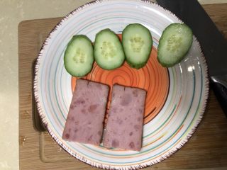 2、芝士火腿三明治,火腿和黄瓜切片