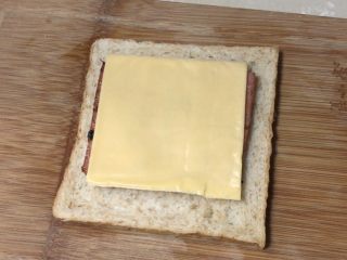 7、芝士火腿三明治,趁火腿是热的把芝士片放上去