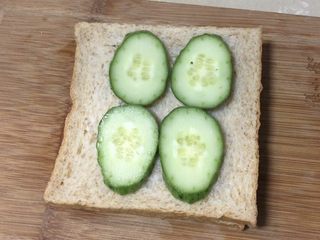 9、芝士火腿三明治,摆放黄瓜片，生菜叶也可以哦