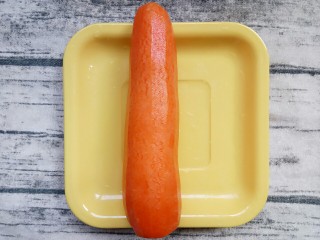 2、 海苔时蔬三宝,胡萝卜洗干净去皮