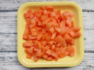 3、 海苔时蔬三宝,胡萝卜切粒