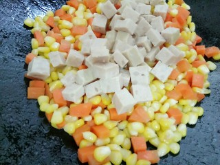 8、 海苔时蔬三宝,最后放入肉饼翻炒