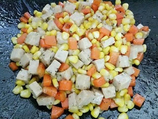 11、 海苔时蔬三宝,把海苔芝麻粉搅拌均匀