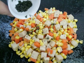 10、 海苔时蔬三宝,熟了关火撒入海苔芝麻粉