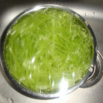 2、傣族风味菜：凉拌莴笋丝,莴笋去皮切丝，嫩叶也切丝，用水泡一下