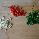 3、傣族风味菜：凉拌莴笋丝,小米椒、香菜、蒜切末，花生切碎