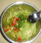 4、傣族风味菜：凉拌莴笋丝,莴笋加小米椒、香菜、蒜、白醋、盐、鸡精、花生碎拌匀