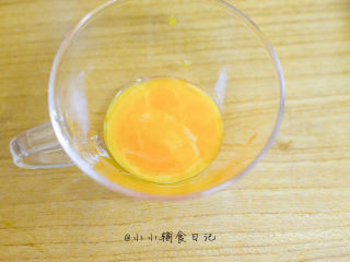 1、辅食8m+ 蛋黄蒸蛋 教你如何做出如布丁般的蒸蛋,鸡蛋两个分离出蛋黄备用
