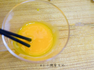 2、辅食8m+ 蛋黄蒸蛋 教你如何做出如布丁般的蒸蛋,用筷子将蛋黄打散