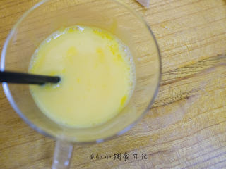 3、辅食8m+ 蛋黄蒸蛋 教你如何做出如布丁般的蒸蛋,准备两倍于蛋黄的40度左右的温水,注意不要超过40度不然你的蛋液就变蛋花汤啦水里倒入打散的蛋液继续Z字形拌匀,