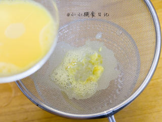 4、辅食8m+ 蛋黄蒸蛋 教你如何做出如布丁般的蒸蛋,然后过一下筛这样可以进一步去掉气泡