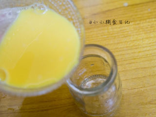 5、辅食8m+ 蛋黄蒸蛋 教你如何做出如布丁般的蒸蛋,倒入布丁瓶里静置15分钟,目的是为了让蛋液里的泡泡去掉,用勺子把蛋液的大泡都撇掉