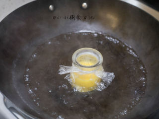 7、辅食8m+ 蛋黄蒸蛋 教你如何做出如布丁般的蒸蛋, 锅里水烧开放入盘子,中小火蒸15分钟左右,时间根据蛋黄蒸蛋的多少决定