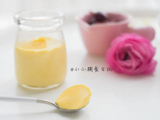 9、辅食8m+ 蛋黄蒸蛋 教你如何做出如布丁般的蒸蛋,鸡蛋分蛋白跟蛋黄,要分开测试孩子是否对两者过敏