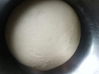 1、#千花万蕊待食来#    香菜鸡蛋灌饼,用面粉和玉米淀粉和面团，并醒发好。