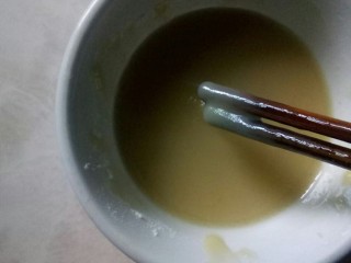 3、#千花万蕊待食来#    香菜鸡蛋灌饼,将香菜油倒入面粉中，制油酥。