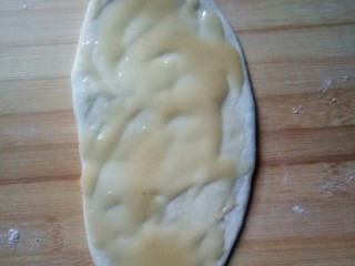 5、#千花万蕊待食来#    香菜鸡蛋灌饼,抹上油酥。