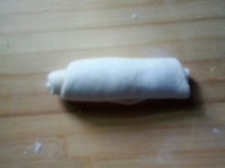 6、#千花万蕊待食来#    香菜鸡蛋灌饼,从一边开始卷成团。