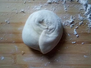 7、#千花万蕊待食来#    香菜鸡蛋灌饼,立起压扁，成面饼状。