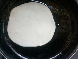 8、#千花万蕊待食来#    香菜鸡蛋灌饼,擀成面皮，下锅煎。