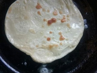 9、#千花万蕊待食来#    香菜鸡蛋灌饼,翻面煎制。