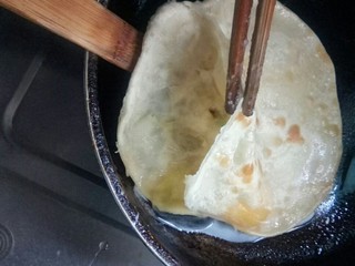 10、#千花万蕊待食来#    香菜鸡蛋灌饼,从起泡处切开，放鸡蛋。