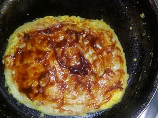 11、#千花万蕊待食来#    香菜鸡蛋灌饼,刷上排骨酱。