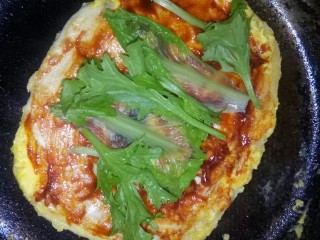 12、#千花万蕊待食来#    香菜鸡蛋灌饼,放香菜。