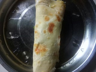 13、#千花万蕊待食来#    香菜鸡蛋灌饼,香菜鸡蛋灌饼卷好。