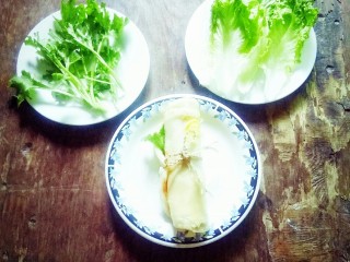 14、#千花万蕊待食来#    香菜鸡蛋灌饼,端上餐桌品尝。