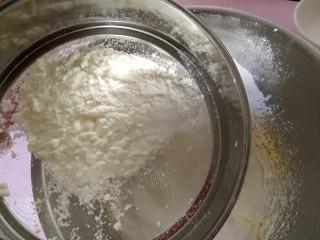 11、宝宝无盐黄油饼干,筛入奶粉