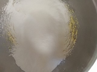 13、宝宝无盐黄油饼干,过筛后，粉类会很细腻。