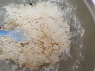 14、宝宝无盐黄油饼干,用刮刀翻拌。