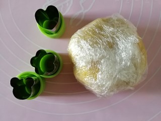 17、宝宝无盐黄油饼干,从冰箱里取出面团儿，准备好模具。